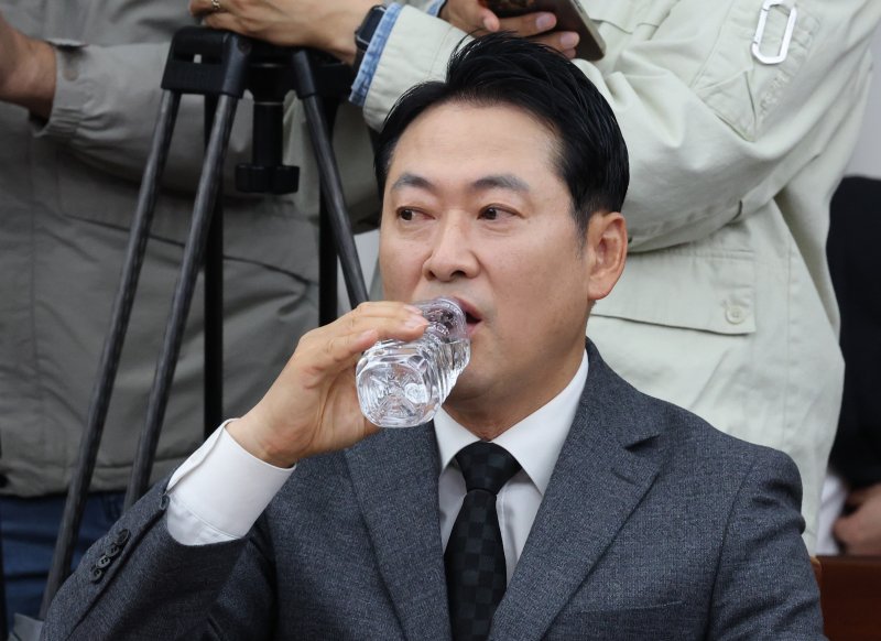 장동혁 국민의힘 대표가 5일 대전시청에서 열린 국민의힘 충청권 지역민생 예산정책협의회에 참석해 목을 축이고 있다. 2025.11.5/뉴스1 ⓒ News1 김기태 기자