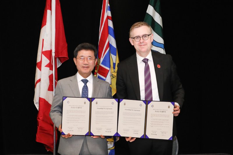 정인화 광양시장(왼쪽)과 에릭 우드워드 랭리타운십 시장(오른쪽)이 국제 우호도시 협약을 공식 체결했다(광양시 제공)
