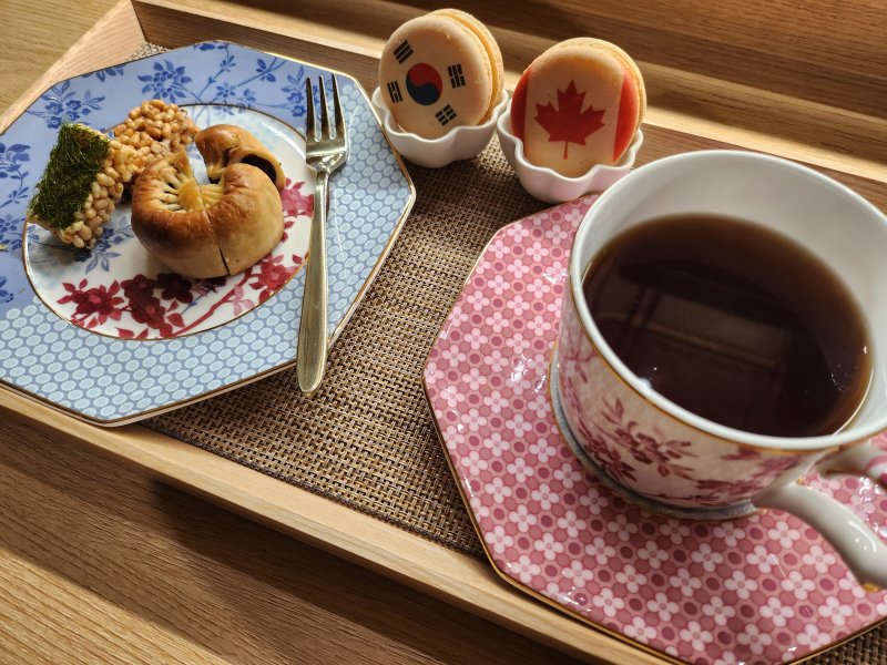 [서울=뉴시스] 한-캐나다 영부인 차담회시 소노캄 경주에서 제공한 디저트와 커피 (사진=소노인터내셔널 제공) *재판매 및 DB 금지