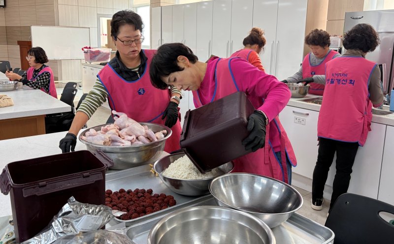 한국생활개선 괴산군연합회가 5일 결혼이주여성과 함께하는 '우리 음식 한상차리기' 활동을 하고 있다.(괴산군 제공, 재판매 및 DB금지)/뉴스1
