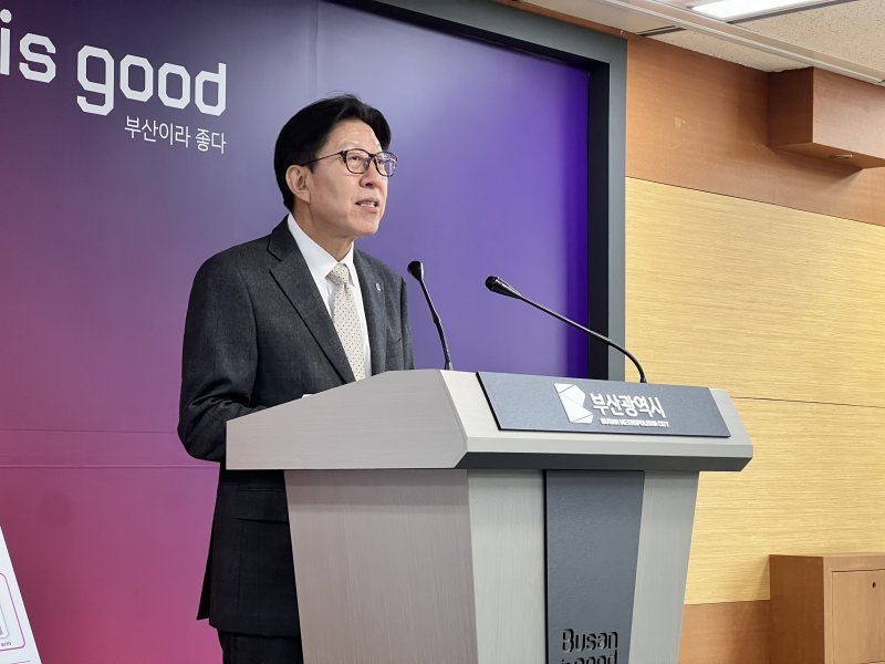 [부산=뉴시스] 원동화 기자 = 박형준 부산시장은 5일 시청 기자회견을 열고 "기후에너지환경부 장관 주재 에너지위원회에서 부산이 전국 첫 분산에너지 특화지역(분산특구)으로 최종 확정됐다"고 발표했다. 2025.11.05. dhwon@newsis.com
