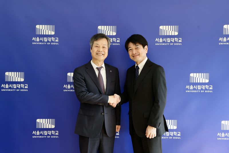 서울시립대학교 원용걸 총장이 5일 일본 니혼대학교 오오누키 신이치로 총장단을 초청해 기념촬영을 하고 있다. 서울시립대 제공