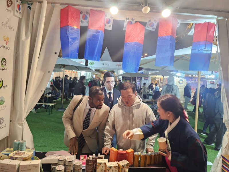 [서울=뉴시스] 파리 국제 미식박람회에서 한국도로공사가 운영한 한국관 부스를 관람하는 외국인들. 2025.11.05. (사진=한국도로공사 제공) photo@newsis.com *재판매 및 DB 금지