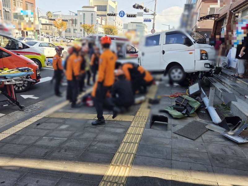 [제주=뉴시스] 5일 오전 제주 서귀포시 서귀동에서 트럭과 오토바이 충돌 및 보행자 2차 사고가 발생해 경찰과 소방당국이 구조에 나서고 있다. (사진=제주소방안전본부 제공) 2025.11.05. photo@newsis.com