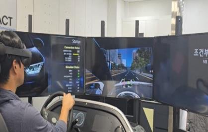 가상환경(VR) 운전능력진단시스템 시연 모습(경찰청 제공)