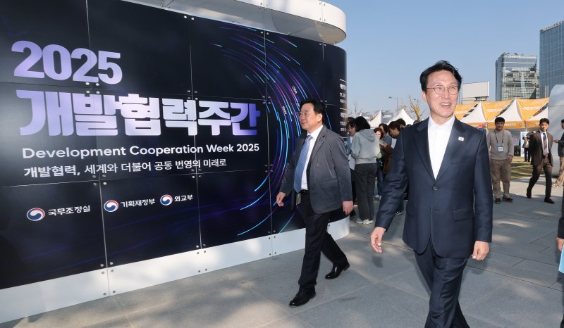 김민석 국무총리가 5일 서울 종로구 광화문광장에서 열린 2025 개발협력주간 홍보존을 방문하고 있다. 2025.11.5/뉴스1 ⓒ News1 임세영 기자