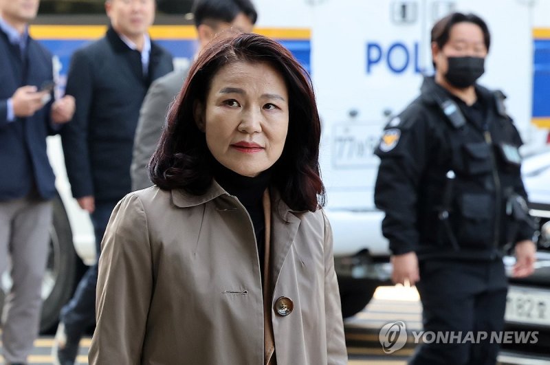 고발장 제출하는 이진숙 전 방통위원장 (출처=연합뉴스)