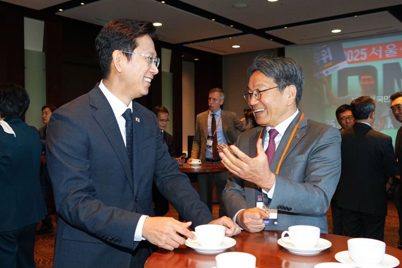 강기정 광주시장이 5일 오전 서울 신라호텔에서 열린 '제10회 서울미래컨퍼런스'에 참석해 배경훈 과학기술정보통신부 장관과 환담장에서 대화를 나누고 있다.(광주시 제공. 재판매 및 DB 금지) 2025.11.5/뉴스1