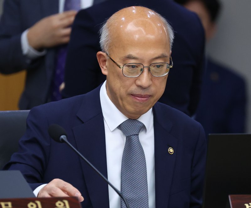 [세종=뉴시스] 고범준 기자 = 조원철 법제처장이 16일 세종시 정부세종청사에서 열린 제42회 국무회의에서 자료를 살펴보고 있다. (대통령실통신사진기자단) 2025.09.16. bjko@newsis.com