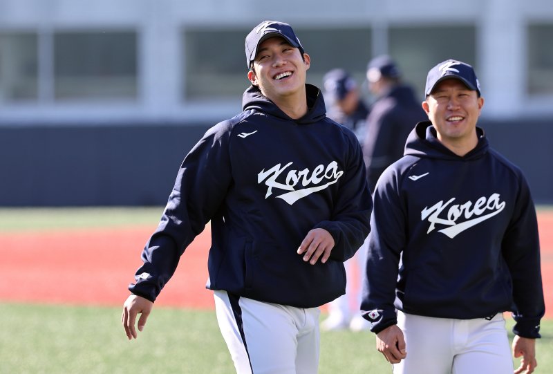 야구 국가대표팀 원태인이 3일 오후 경기 고양시 국가대표 야구훈련장에서 열린 첫 소집훈련에서 몸을 풀고 있다. 류지현 감독이 이끄는 대표팀은 오는 8,9일 체코에 이어 15,16일에 일본과의 평가전 경기를 치를 예정이다. 2025.11.3/뉴스1 ⓒ News1 구윤성 기자