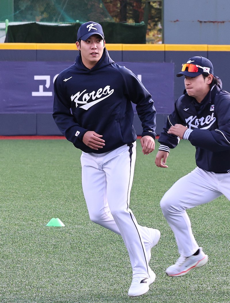 류지현 감독이 이끄는 야구 국가대표팀 원태인이 2일 오후 경기 고양시 국가대표 야구훈련장에서 열린 첫 소집훈련에서 몸을 풀고 있다. 대표팀은 오는 8,9일 체코에 이어 15,16일에 일본과의 평가전 경기를 치를 예정이다. 2025.11.2/뉴스1 ⓒ News1 구윤성 기자