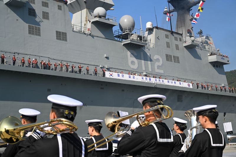 해군 대형수송함 마라도함(LPH)에 편승한 2025년 합동순항훈련전단 소속 해ㆍ육ㆍ공군ㆍ국군간호사관학교 2학년 사관생도들이 11월 5일 오전 진해 군항을 출항하고 있다.해군 제공