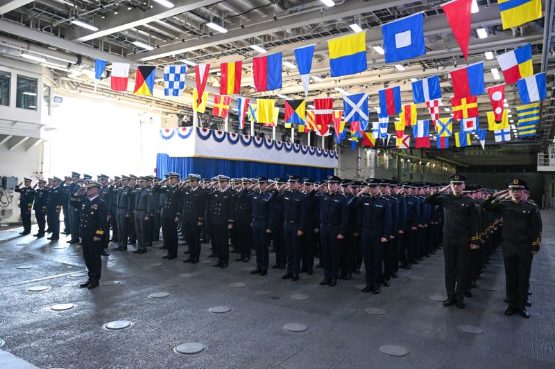 5일 해군 대형수송함 마라도함(LPH) 차량갑판에서 해군작전사령관 주관으로 거행된 2025년 합동순항훈련전단 출항 환송행사에서 강명길(준장) 합동순항훈련전단장(사진 좌측 앞)과 해ㆍ육ㆍ공군ㆍ국군간호사관학교 2학년 사관생도들이 사령관에 대한 경례를 하고 있다. 해군 제공