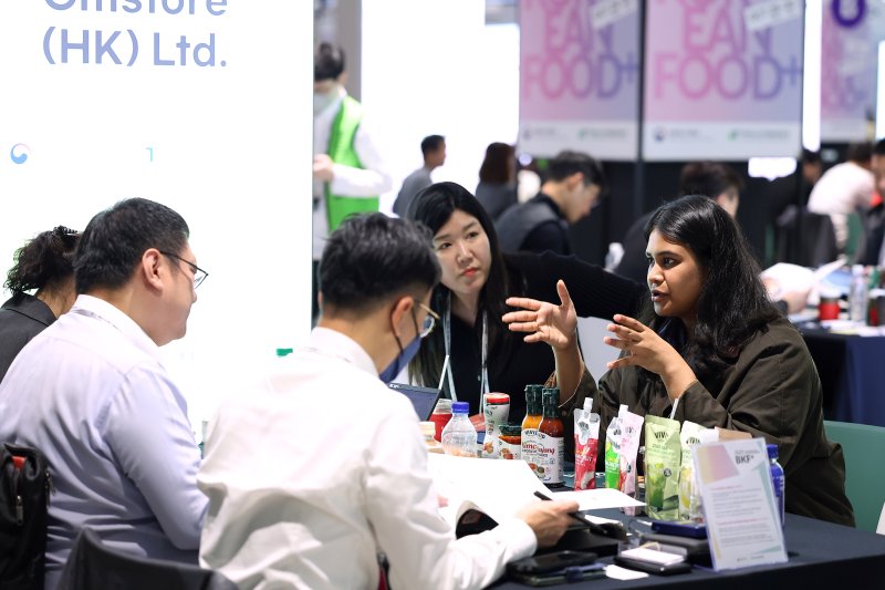 [세종=뉴시스] 농림축산식품부는 지난달 29일부터 31일까지 서울 강남구 코엑스에서 '푸드위크 코리아 2025'와 연계해 진행한 'K-푸드+ 바이어 초청 수출상담회'(BKF+)에서 총 1200만 달러 규모의 업무협약(MOU)를 체결했다고 5일 밝혔다. (사진=농식품부 제공) 2025.11.05. photo@newsis.com *재판매 및 DB 금지