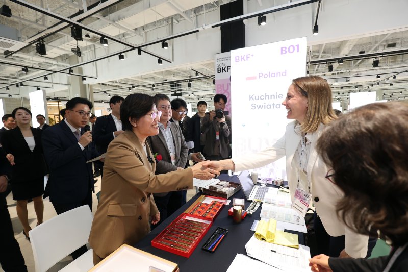 [세종=뉴시스] 농림축산식품부는 지난달 29일부터 31일까지 서울 강남구 코엑스에서 '푸드위크 코리아 2025'와 연계해 진행한 'K-푸드+ 바이어 초청 수출상담회'(BKF+)에서 총 1200만 달러 규모의 업무협약(MOU)를 체결했다고 5일 밝혔다. (사진=농식품부 제공) 2025.11.05. photo@newsis.com *재판매 및 DB 금지