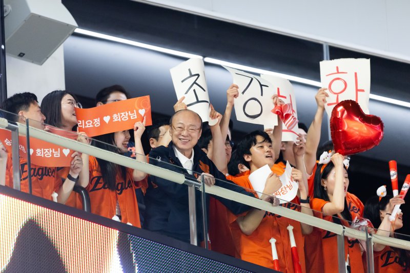 [서울=뉴시스] 김승연 한화그룹 회장이 한화이글스의 2025 한국시리즈 준우승을 축하하며 선수단과 스태프 등 총 60명에게 오렌지색 휴대전화를 선물했다. 사진은 한화그룹 김승연 회장이 임직원들과 함께 한화이글스 경기를 응원하고 있는 모습.(사진=한화그룹 제공). 2025.11.05. photo@newsis.com *재판매 및 DB 금지