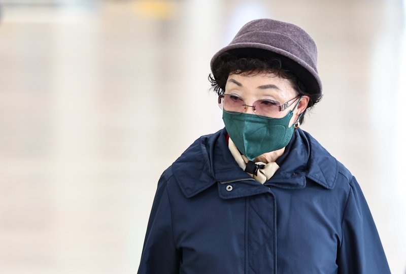 윤석열 전 대통령의 부인 김건희 여사의 모친 최은순씨가 4일 오전 서울 종로구 KT광화문빌딩 웨스트에 마련된 김건희특검 사무실에 피의자 신분으로 출석하고 있다. 2025.11.4/뉴스1 ⓒ News1 김도우 기자