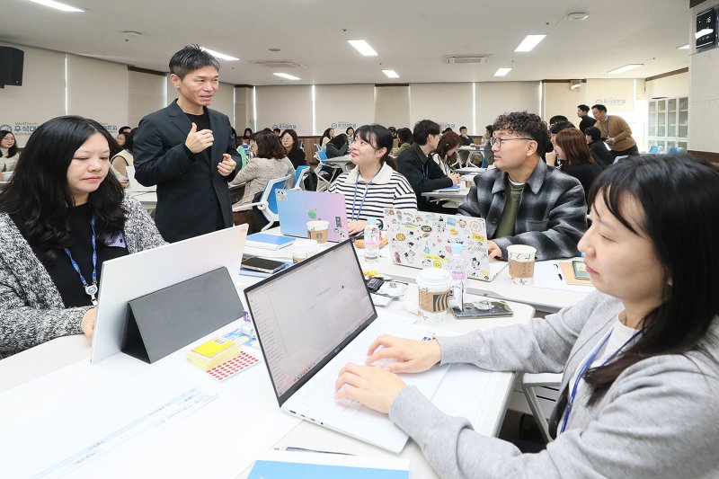 [완주=뉴시스]윤난슬 기자 = 전북 우석대학교는 생성형 인공지능(AI)을 활용한 교육행정 혁신과 디지털 전환 촉진을 위해 전 직원을 대상으로 'AI 역량 강화 교육'을 5일부터 3회에 걸쳐 진행한다고 밝혔다. (사진=우석대 제공) photo@newsis.com