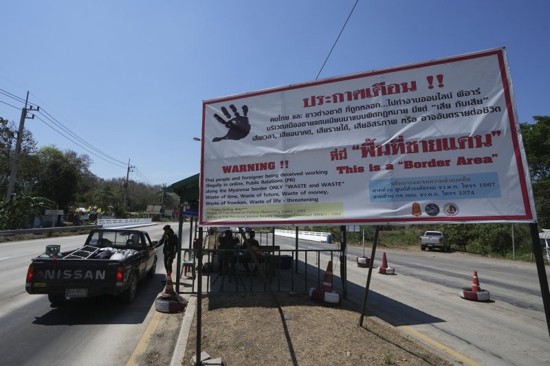 [메솟=AP/뉴시스]2025년 2월26일 태국 탁 주 메솟의 미얀마 국경에 있는 인신매매 경고 표지판. 2025.11.5