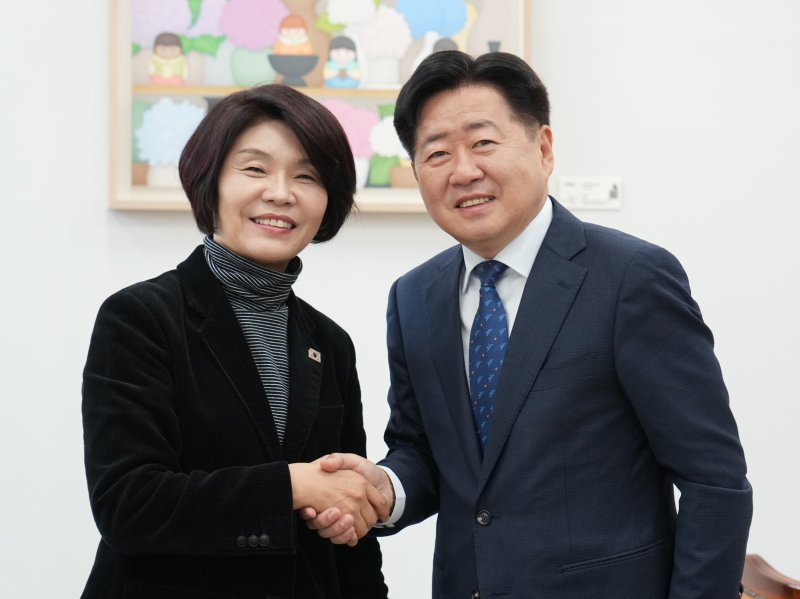 한정애 더불어민주당 정책위원회 의장과 오영훈 제주도지사(제주도 제공. 재판매 및 DB금지)/뉴스1