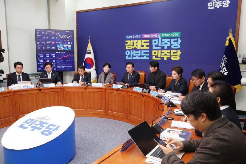 [서울=뉴시스] 조성봉 기자 = 정청래 더불어민주당 대표가 5일 오전 서울 여의도 국회에서 열린 최고위원회의에서 발언을 하고 있다. 2025.11.05. suncho21@newsis.com