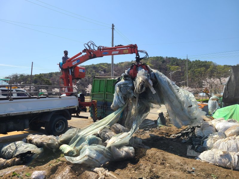 영농폐기물 수거 모습(경기 양평군 제공. 재판매 및 DB 금지)/뉴스1