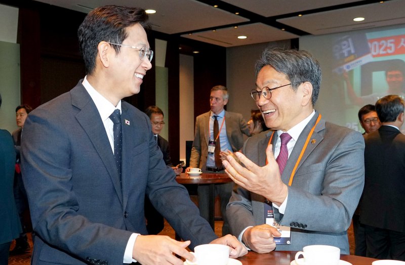 [광주=뉴시스] 강기정 광주시장과 배경훈 부총리 겸 과학기술정보통신부 장관이 서울미래컨퍼런스에서 이야기를 하고 있다. (사진=광주시청 제공). photo@newsis.com *재판매 및 DB 금지