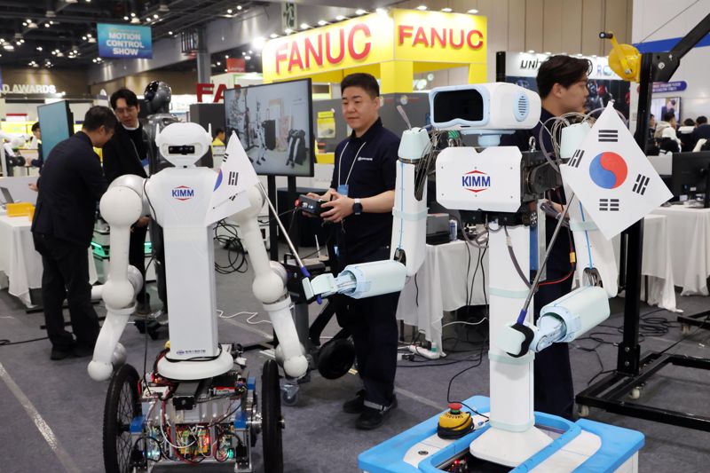 2025 로보월드 개막식이 5일 경기도 일산 킨텍스에서 열린가운데 한국기계연구원 직원들이 휴머노이드 로봇을 작동시키고 있다. 사진=박범준 기자