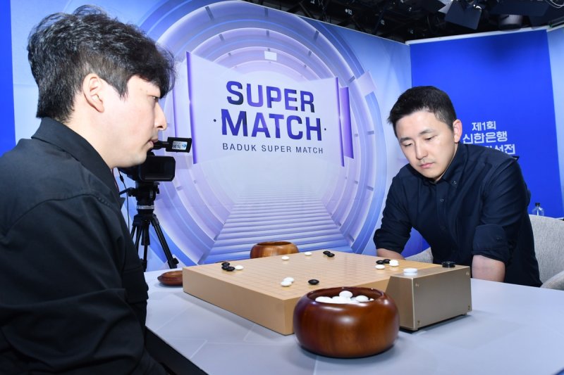 김지석(오른쪽) 9단이 세계기선전 본선 티켓을 획득했다. (출처=연합뉴스)