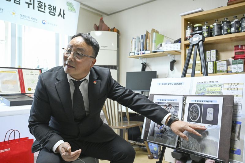 조해학 국방부유해발굴감식단장 직무대리(육군 중령)가 고 양이한 일병의 유가족들에게 고인의 참전 경로, 유해발굴 경과 등을 설명하고 있다. 국방부 제공