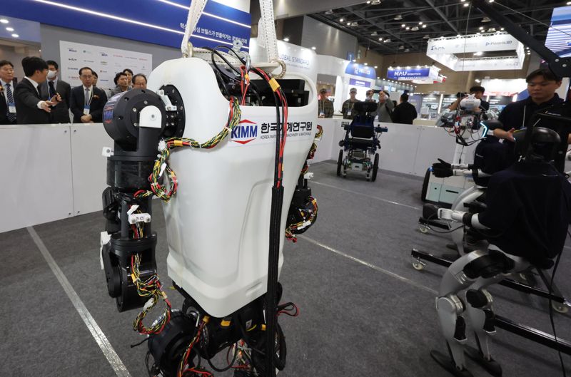 2025 로보월드가 5일 경기도 일산 킨텍스에서 열린가운데 참가자들이 한국기계연구원의 휴머노이드 로봇을 살펴보고 있다. 사진=박범준 기자