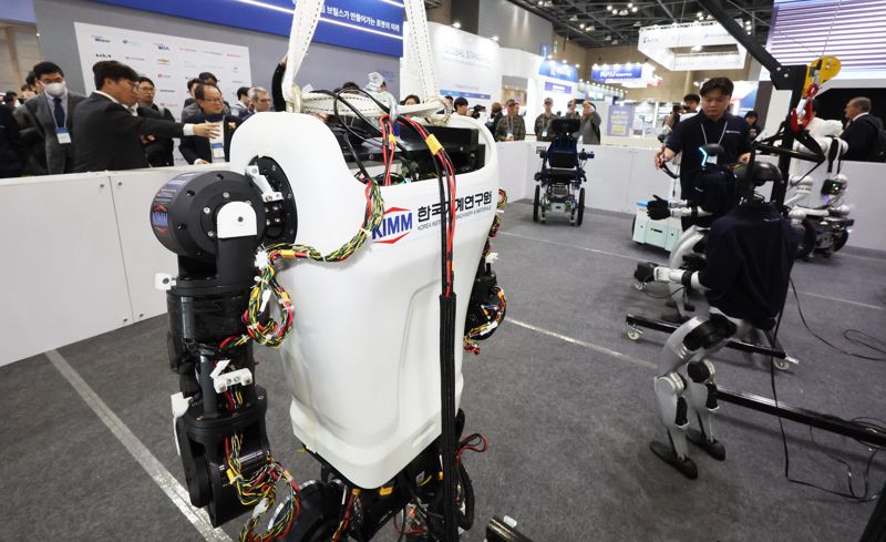 '2025 로보월드'가 5일 경기 고양시 킨텍스 제1전시장 1~2홀에서 열린 가운데 참가자들이 한국기계연구원의 휴머노이드 로봇을 살펴보고 있다. 사진=박범준 기자