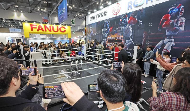 2025 로보월드 개막식이 5일 경기도 일산 킨텍스에서 열린가운데 참가자들이 한참가업체의 휴머노이드 복싱경기를 살펴보고 있다. 사진=박범준 기자