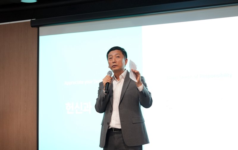 첫 타운홀 미팅 주재해 발언하는 이용욱 SK온 신임 최고경영자(CEO) (출처=연합뉴스)