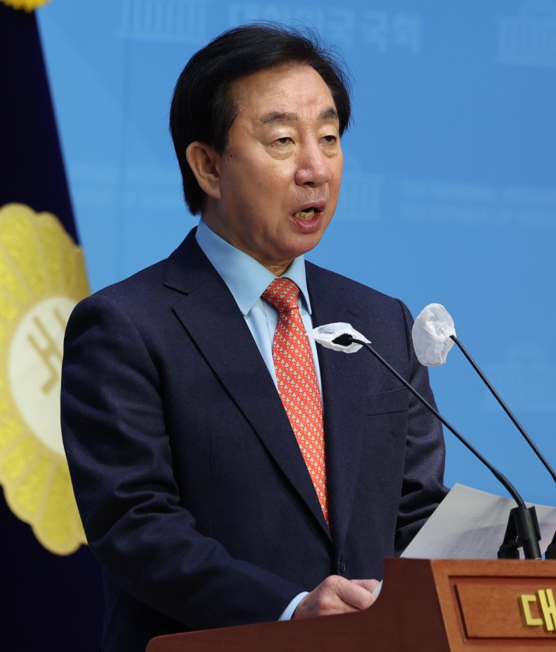 [서울=뉴시스] 추상철 기자 = 자유한국당(국민의힘 전신) 원내대표를 지낸 김성태 전 의원이 7일 오전 서울 여의도 국회에서 공천과 관련 기자회견을 하고 있다. 2024.02.07. scchoo@newsis.com