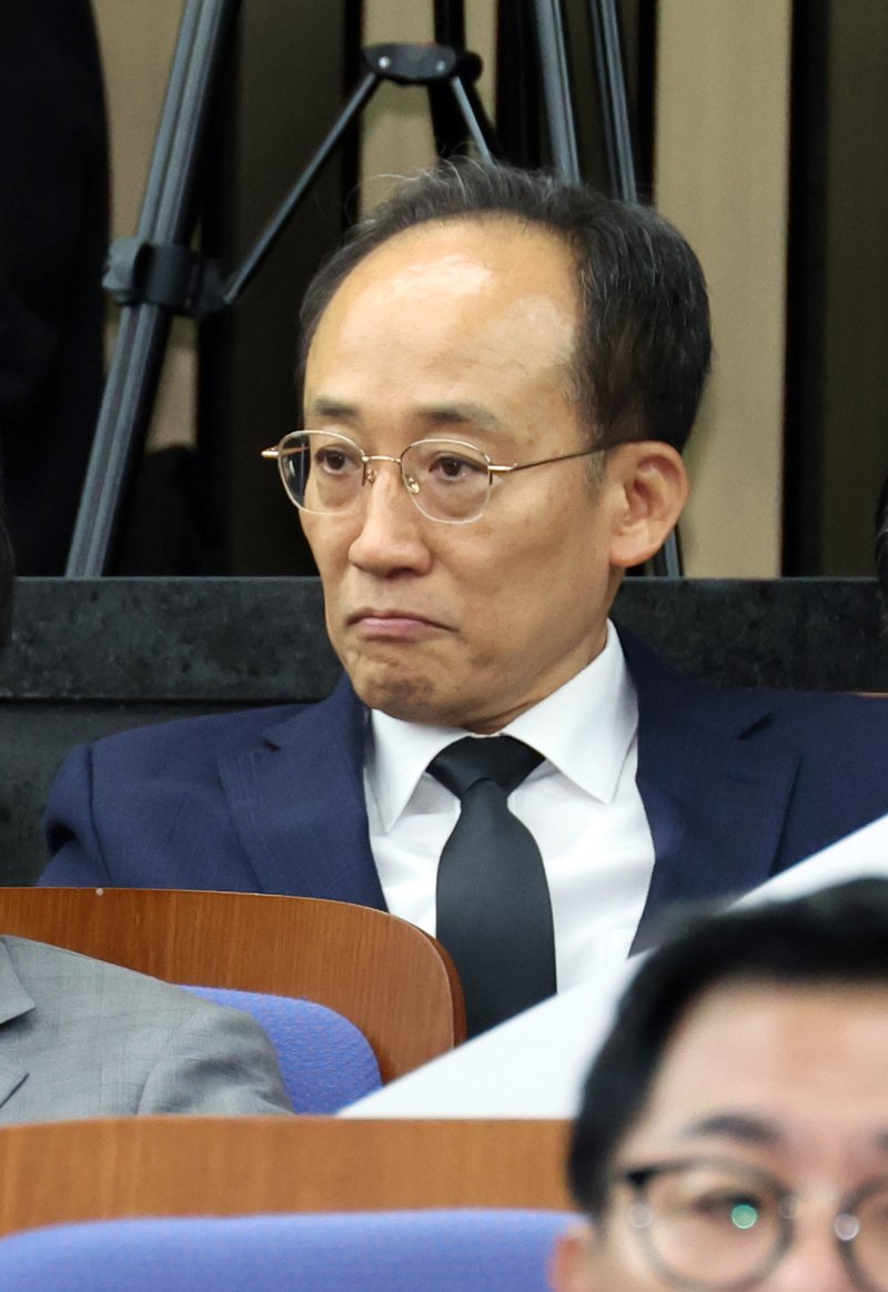 [서울=뉴시스] 김금보 기자 = 추경호 국민의힘 의원이 4일 오전 서울 여의도 국회에서 열린 의원총회에 출석해 있다. 2025.11.04. kgb@newsis.com