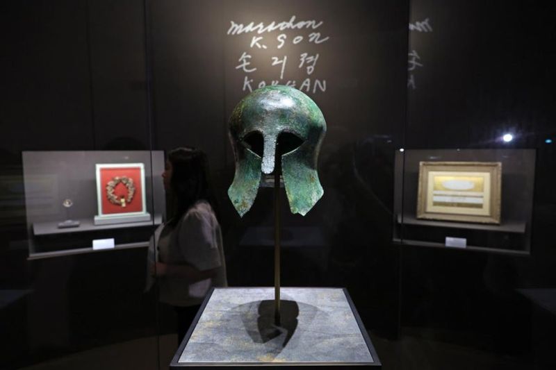 손기정 선수가 국립중앙박물관에 기증한 청동 투구. 뉴시스