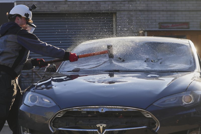 [런던=AP/뉴시스] 10일(현지 시간) 영국 런던에서 한 시위 참가자가 폐차 예정이던 테슬라 자동차를 부수고 있다. 이 시위는 일론 머스크 미 테슬라 최고경영자(CEO)에 반대하는 ‘모두가 일론을 증오해' 단체가 주최했다. 2025.04.11.