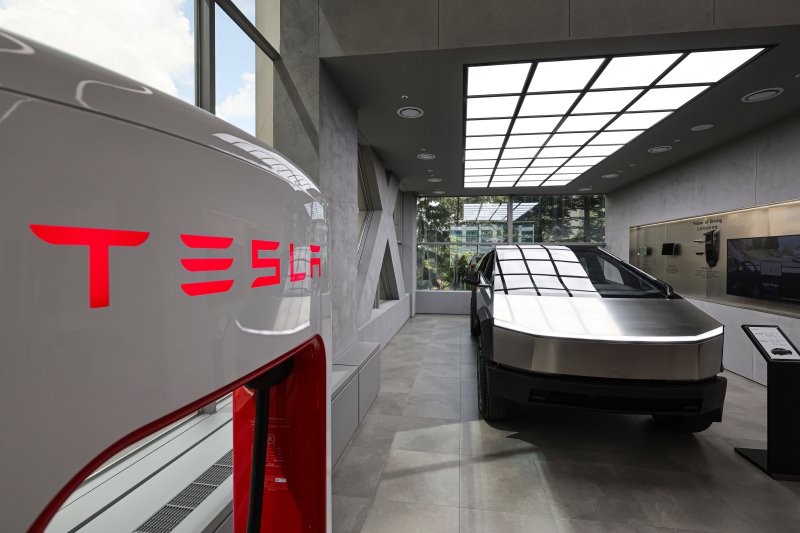 [서울=뉴시스] 권창회 기자 = 29일 서울 시내 테슬라 스토어에 사이버트럭이 전시되어 있다. 테슬라는 오늘부터 전기 픽업트럭 사이버트럭을 한국 시장에 공식 출시한다. 2023년 말 미국에서 첫 선을 보인 지 약 1년 반 만이다. 라인업은 사륜구동(AWD)과 고성능 '사이버비스트' 두 가지다. 2025.08.29. kch0523@newsis.com