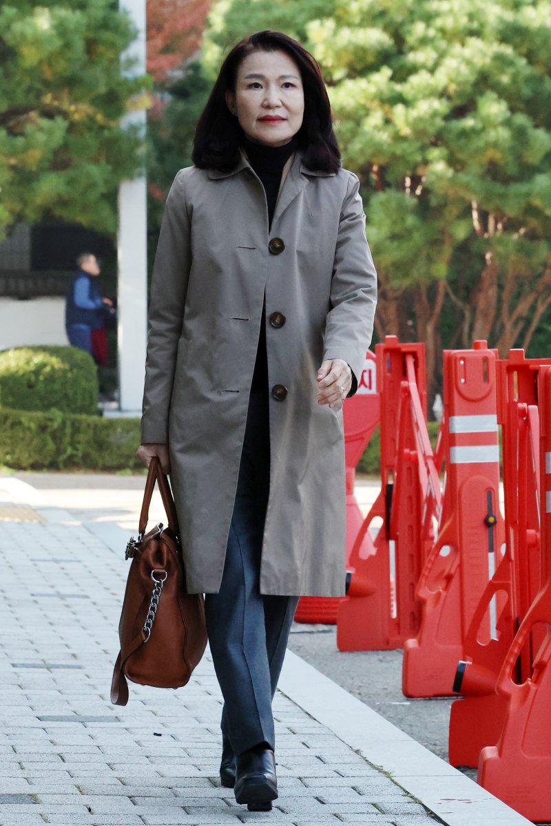 [서울=뉴시스] 조성우 기자 = 공직선거법, 국가공무원법 위반 혐의로 경찰에 체포됐다가 석방된 이진숙 전 방송통신위원장이 5일 오후 서울 양천구 서울남부지방검찰청에 영등포경찰서장 등에 대한 고발장을 제출하기 위해 들어서고 있다. 2025.11.05. xconfind@newsis.com
