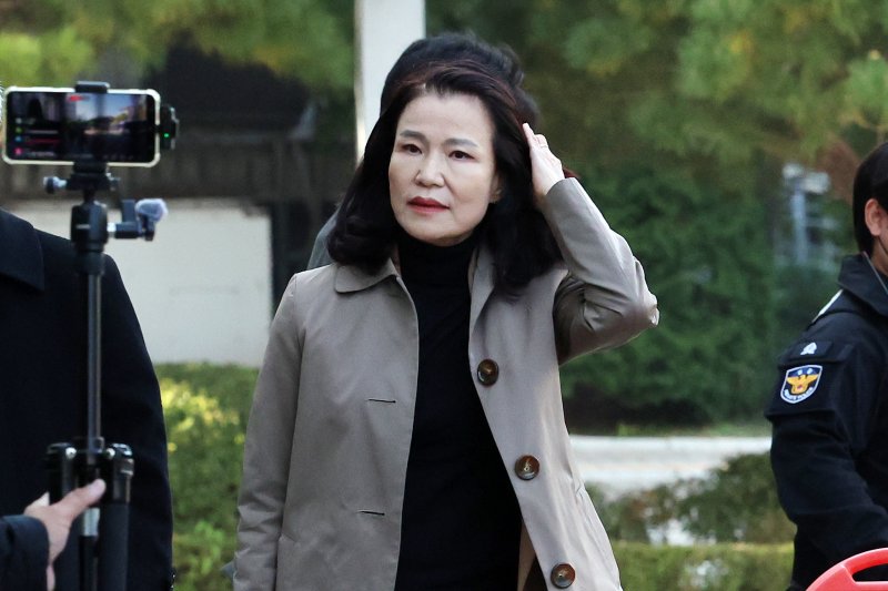 [서울=뉴시스] 조성우 기자 = 공직선거법, 국가공무원법 위반 혐의로 경찰에 체포됐다가 석방된 이진숙 전 방송통신위원장이 5일 오후 서울 양천구 서울남부지방검찰청에 영등포경찰서장 등에 대한 고발장을 제출하기 위해 들어서고 있다. 2025.11.05. xconfind@newsis.com