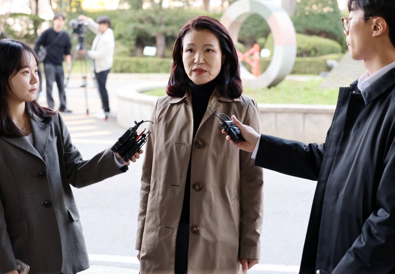 [서울=뉴시스] 조성우 기자 = 공직선거법, 국가공무원법 위반 혐의로 경찰에 체포됐다가 석방된 이진숙 전 방송통신위원장이 5일 오후 서울 양천구 서울남부지방검찰청에 영등포경찰서장 등에 대한 고발장을 제출하기 전 입장을 밝히고 있다. 2025.11.05. xconfind@newsis.com