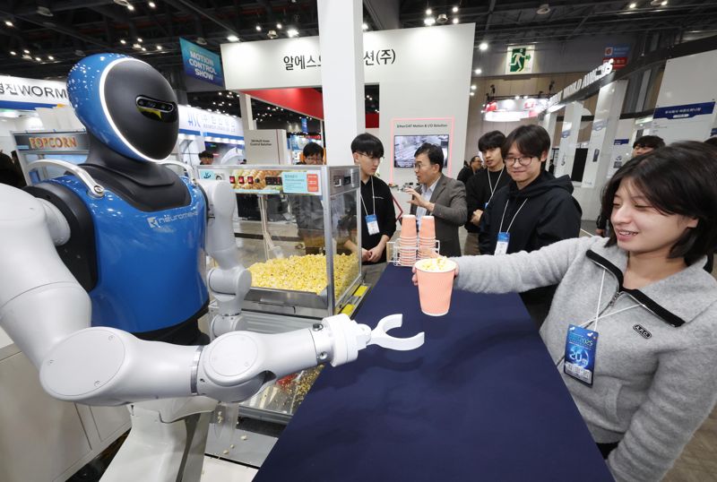 2025 로보월드 개막식이 5일 경기도 일산 킨텍스에서 열린가운데 참가자들이 뉴로메카의 휴머노이드 로봇을 살펴보고 있다. 사진=박범준 기자