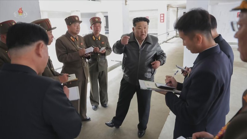 [서울=뉴시스] 북한 조선중앙TV는 김정은 북한 국무위원장이 지난 4일 학용품공장과 교구비품공장 건설사업을 현지 지도했다고 5일 보도했다. (사진=조선중앙TV 캡쳐) 2025.11.05. photo@newsis.com *재판매 및 DB 금지