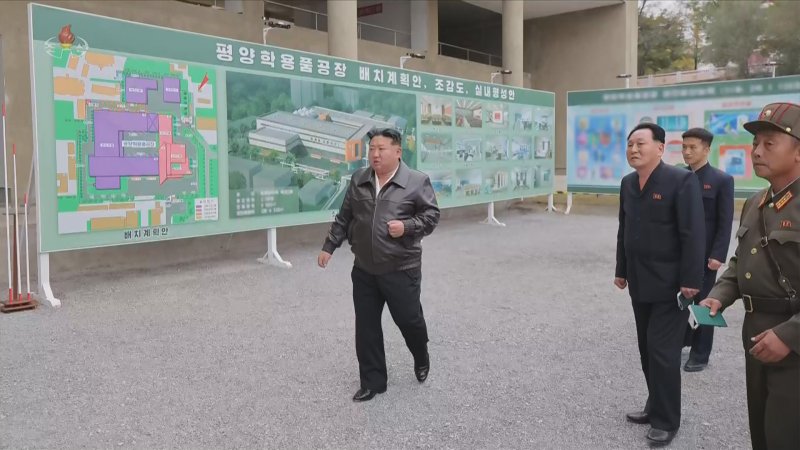 [서울=뉴시스] 북한 조선중앙TV는 김정은 북한 국무위원장이 지난 4일 학용품공장과 교구비품공장 건설사업을 현지 지도했다고 5일 보도했다. (사진=조선중앙TV 캡쳐) 2025.11.05. photo@newsis.com *재판매 및 DB 금지