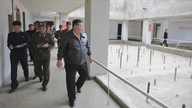 [서울=뉴시스] 북한 조선중앙TV는 김정은 북한 국무위원장이 지난 4일 학용품공장과 교구비품공장 건설사업을 현지 지도했다고 5일 보도했다. (사진=조선중앙TV 캡쳐) 2025.11.05. photo@newsis.com *재판매 및 DB 금지
