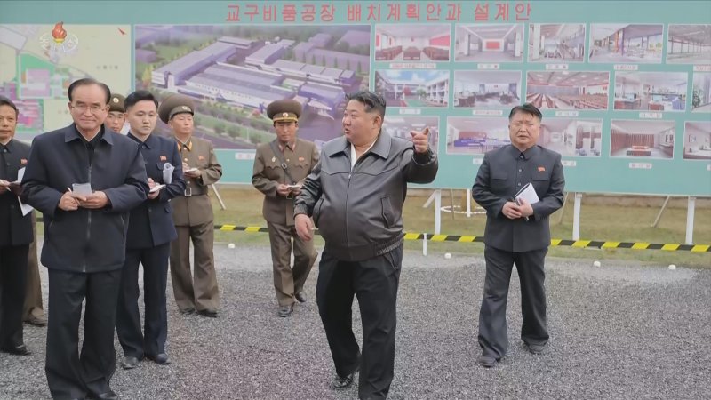 [서울=뉴시스] 북한 조선중앙TV는 김정은 북한 국무위원장이 지난 4일 학용품공장과 교구비품공장 건설사업을 현지 지도했다고 5일 보도했다. (사진=조선중앙TV 캡쳐) 2025.11.05. photo@newsis.com *재판매 및 DB 금지