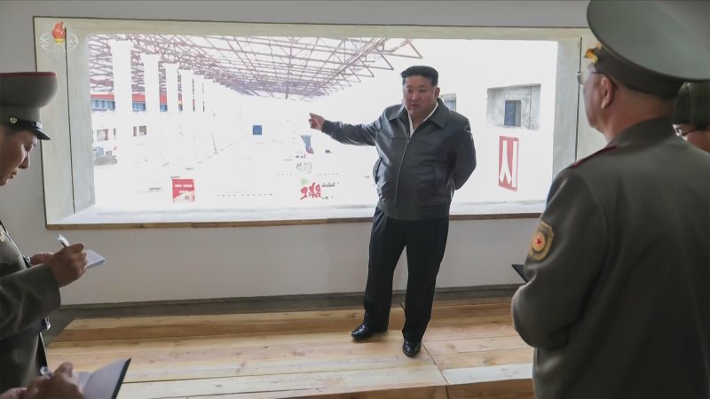 [서울=뉴시스] 북한 조선중앙TV는 김정은 북한 국무위원장이 지난 4일 학용품공장과 교구비품공장 건설사업을 현지 지도했다고 5일 보도했다. (사진=조선중앙TV 캡쳐) 2025.11.05. photo@newsis.com *재판매 및 DB 금지