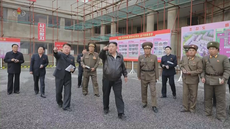 [서울=뉴시스] 북한 조선중앙TV는 김정은 북한 국무위원장이 지난 4일 학용품공장과 교구비품공장 건설사업을 현지 지도했다고 5일 보도했다. (사진=조선중앙TV 캡쳐) 2025.11.05. photo@newsis.com *재판매 및 DB 금지