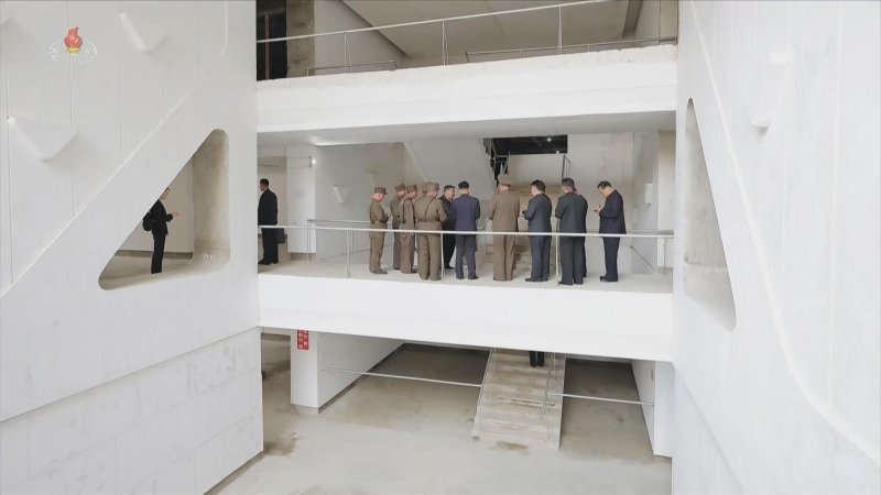 [서울=뉴시스] 북한 조선중앙TV는 김정은 북한 국무위원장이 지난 4일 학용품공장과 교구비품공장 건설사업을 현지 지도했다고 5일 보도했다. (사진=조선중앙TV 캡쳐) 2025.11.05. photo@newsis.com *재판매 및 DB 금지